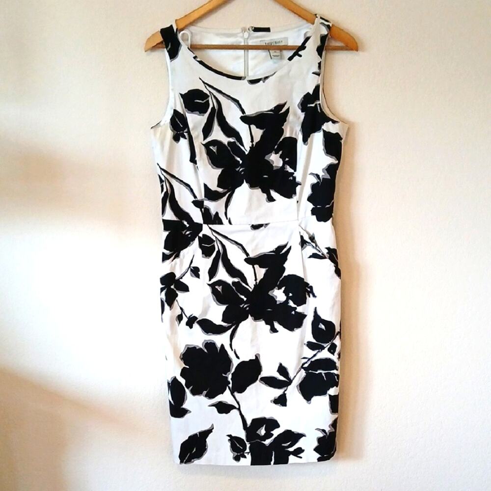 White House Black Market Sleeveless Floral Dress With Pockets